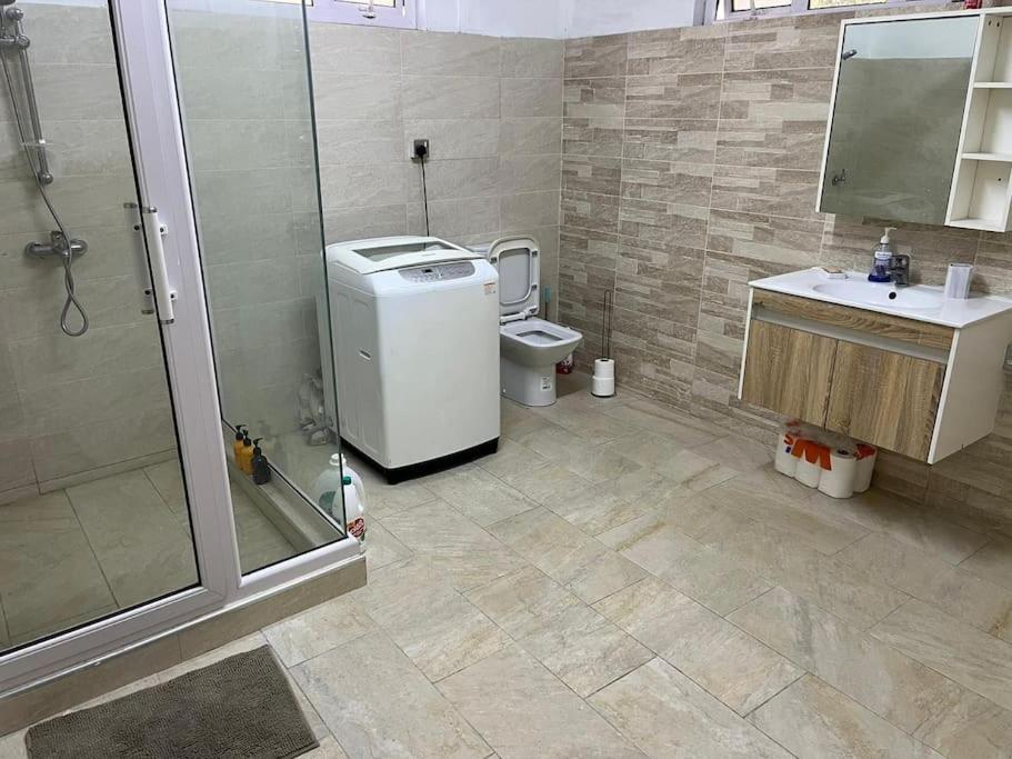 Spacious 3 Bedrooms Flat In Apartment *