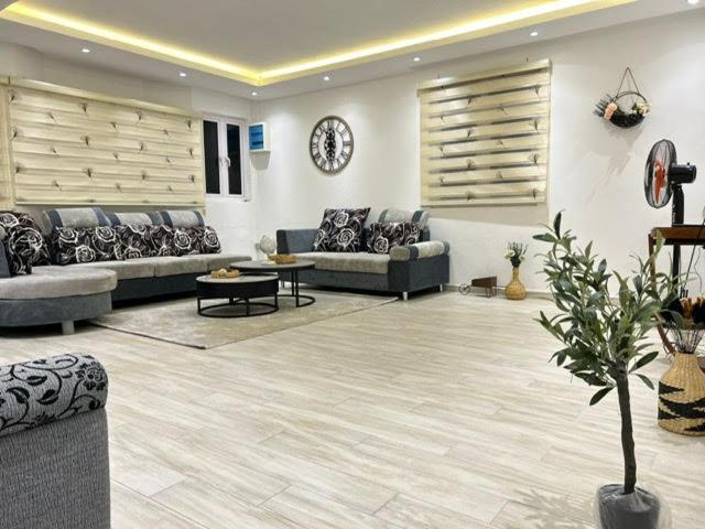Spacious 3 Bedrooms Flat In Apartment