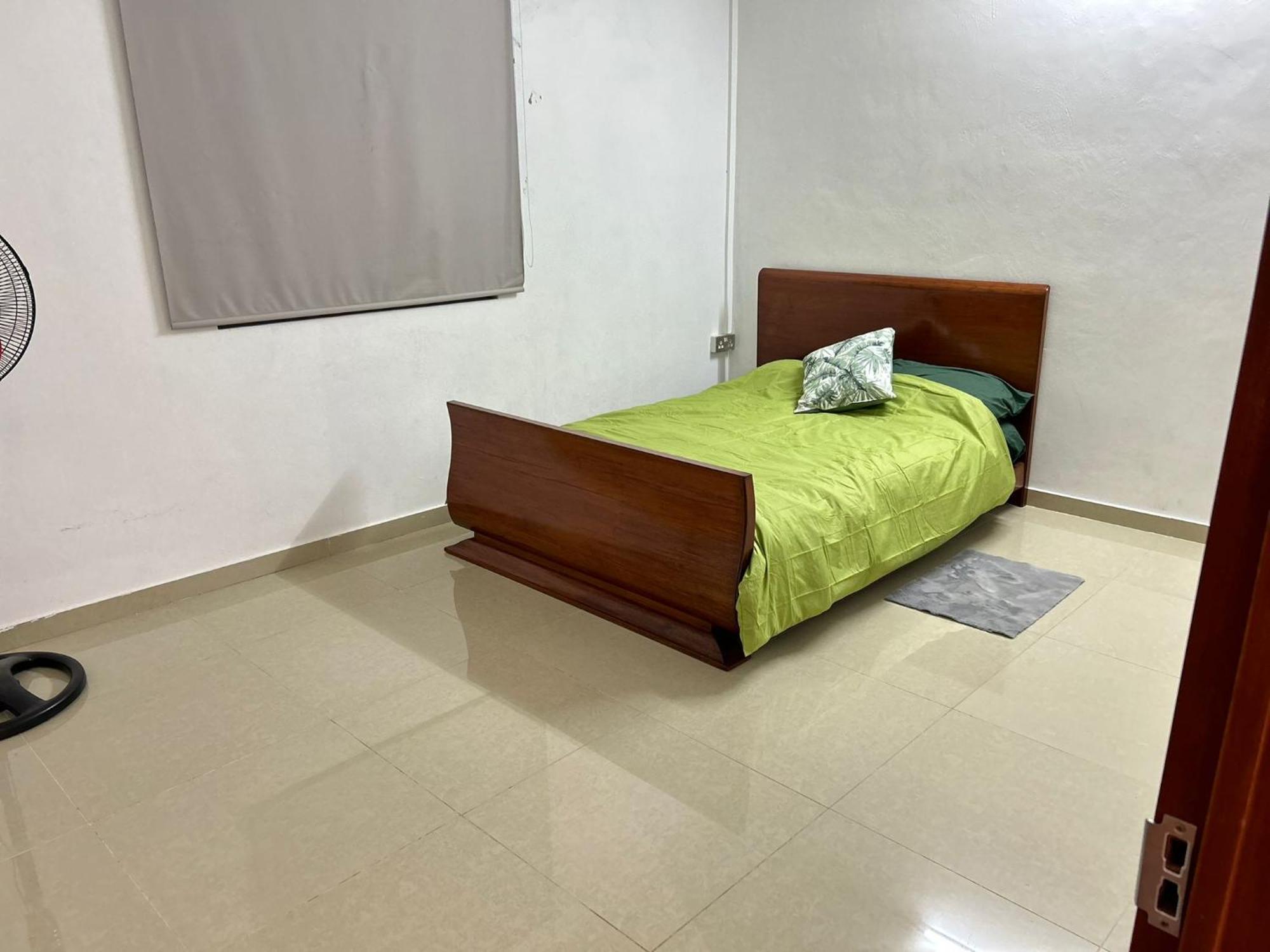 Spacious 3 Bedrooms Flat In Apartment *