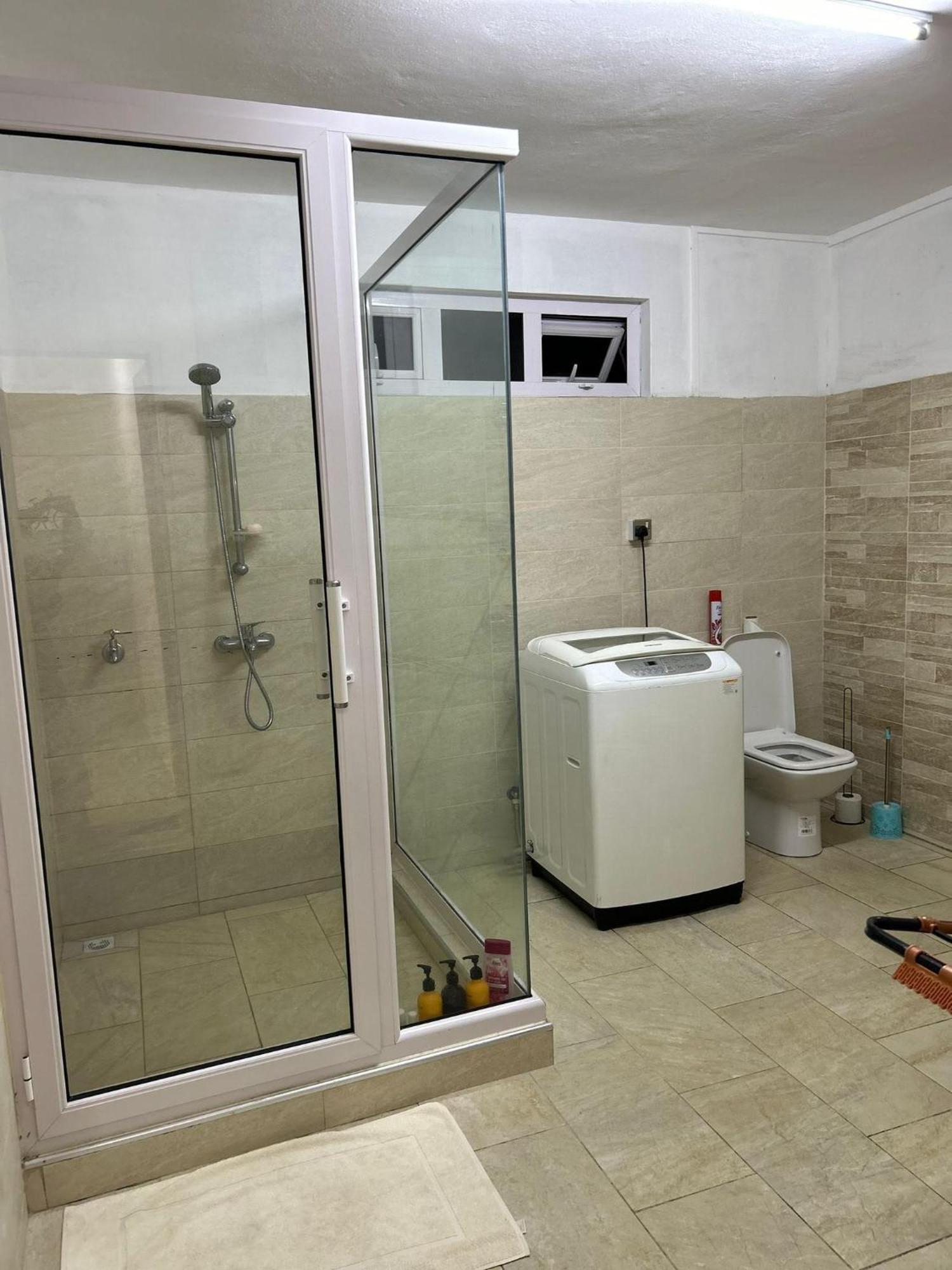 Spacious 3 Bedrooms Flat In Apartment