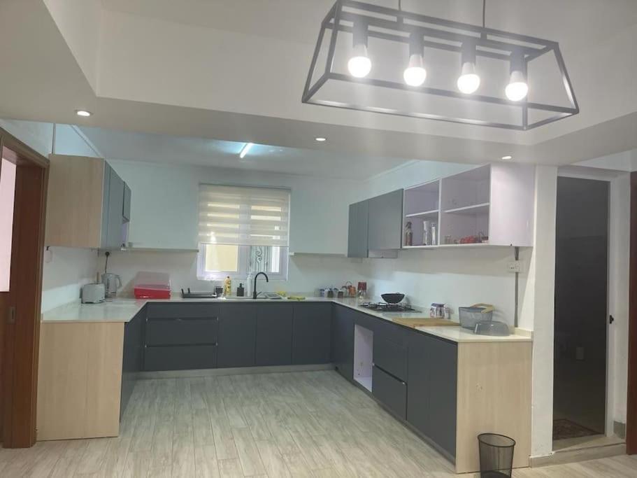 Spacious 3 Bedrooms Flat In Apartment