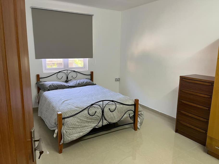 Spacious 3 Bedrooms Flat In *