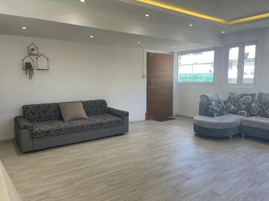 Spacious 3 Bedrooms Flat In Apartment *