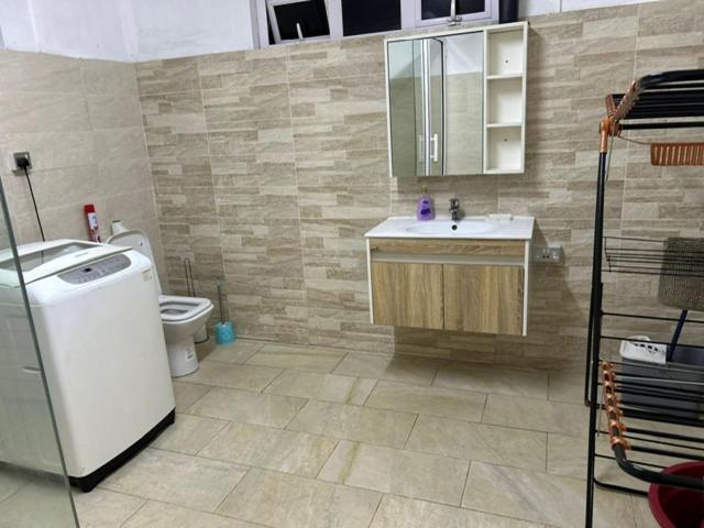 Spacious 3 Bedrooms Flat In Apartment *